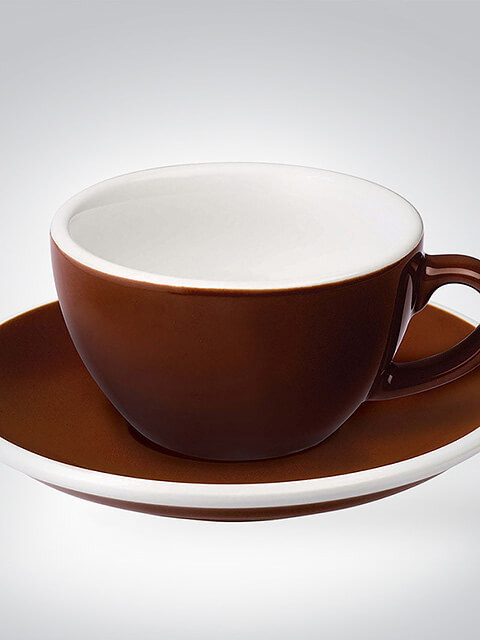 Braune Kaffeetasse und Untertasse aus Keramik auf weißem Hintergrund