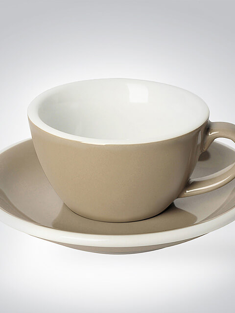 Bild einer eleganten, beigen Tasse mit passender Untertasse aus Keramik, ideal für Kaffee oder Tee.