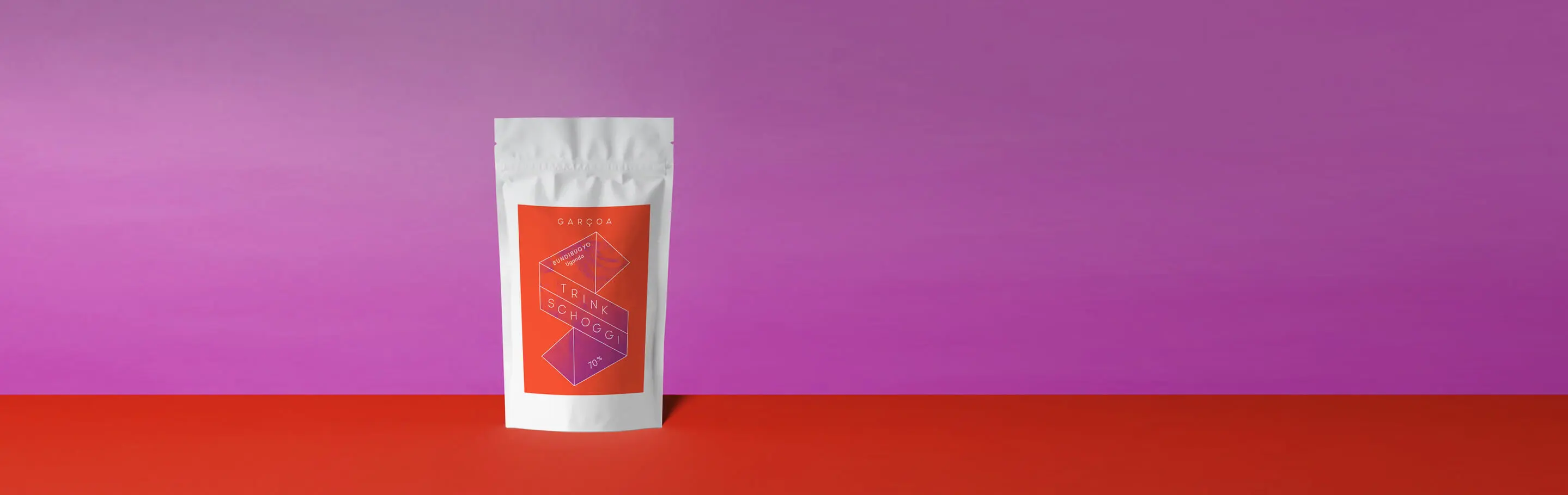 Eine Packung Garcoa Trinkschoggi 70% vor einem lila Hintergrund
