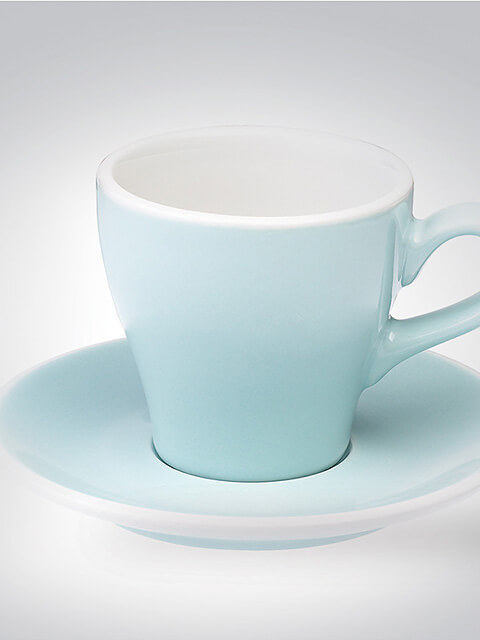 Hellblaue Kaffeetasse mit passender Untertasse auf weißem Hintergrund