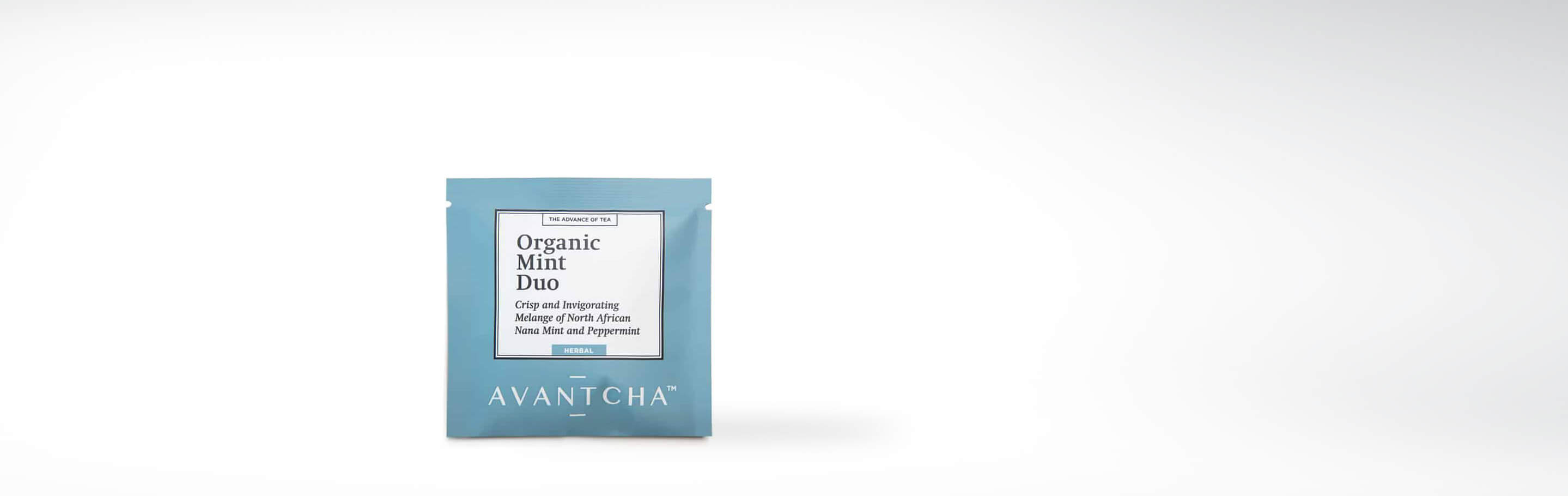 Ein einzelner Teebeutel von AVANTCHA mit Organic Mint Duo Mischung, bestehend aus nordafrikanischer Nana-Minze und Pfefferminze, auf weißem Hintergrund.