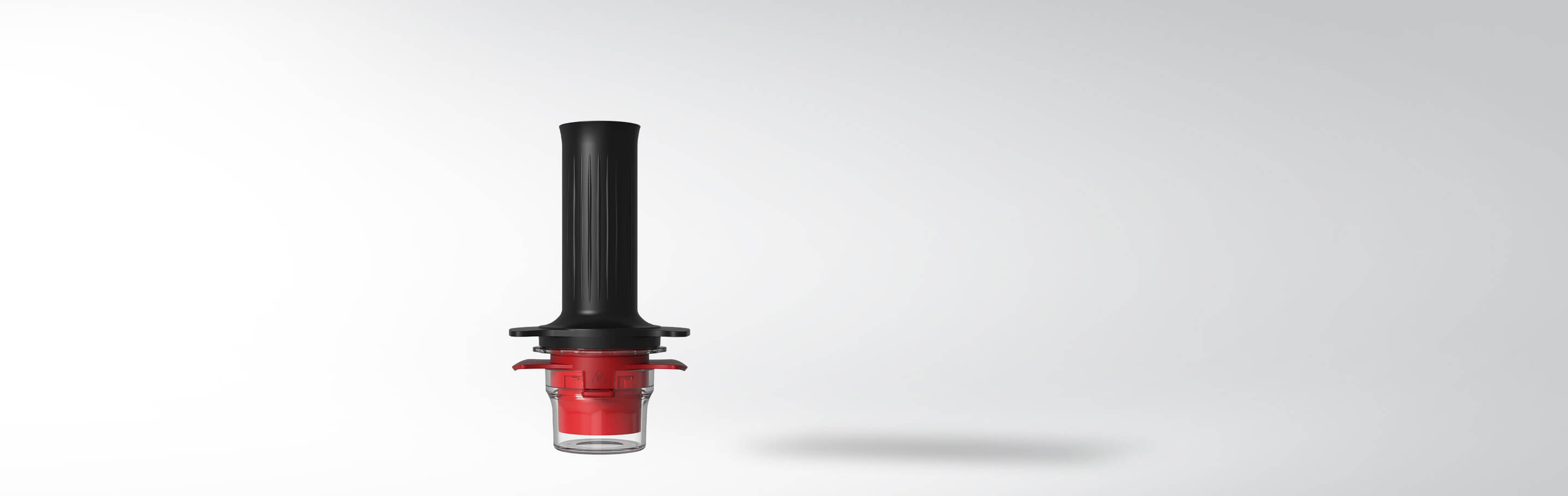 Nahaufnahme eines schwarzen und roten Kaffeemaschinenaufsatzes auf grauem Hintergrund