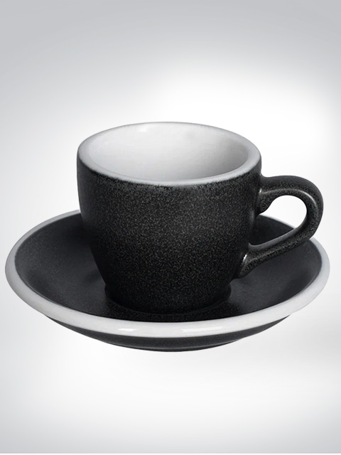 Schwarze Espresso-Tasse mit Untertasse auf weißem Hintergrund