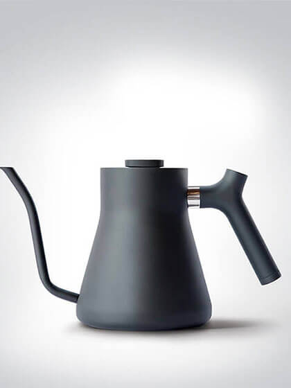 Schwarzer Wasserkocher mit Schwanenhals-Design auf weißem Hintergrund