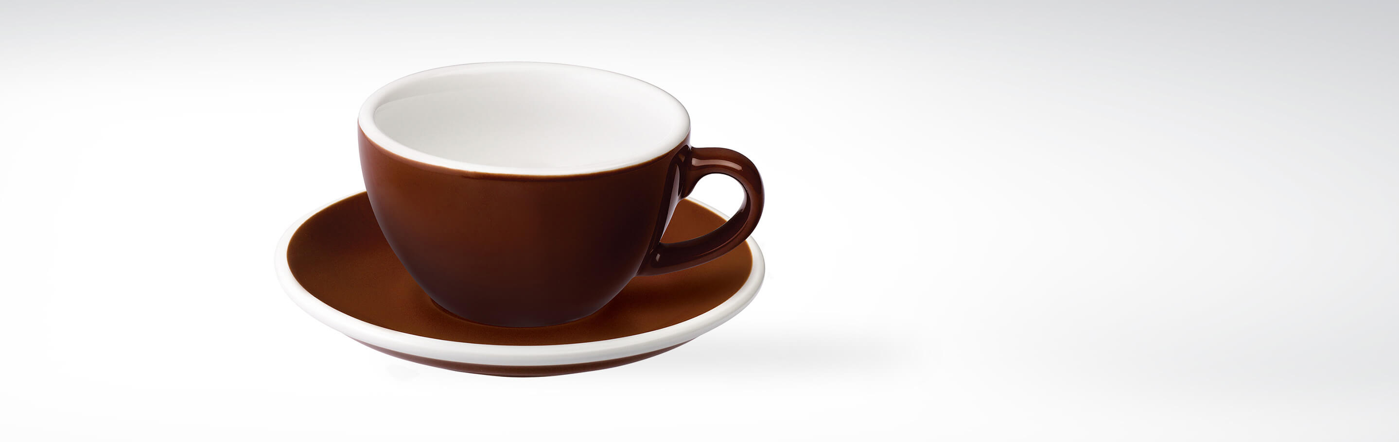 Braune Kaffeetasse mit passender Untertasse aus Keramik, stilvoll und schlicht, auf weißem Hintergrund