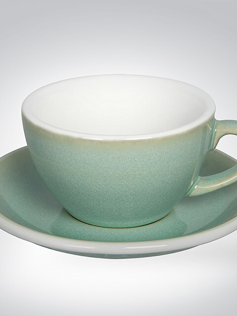 Pastellgrüne Keramik-Teetasse mit passender Untertasse, stilvolle und schlichte Gestaltung