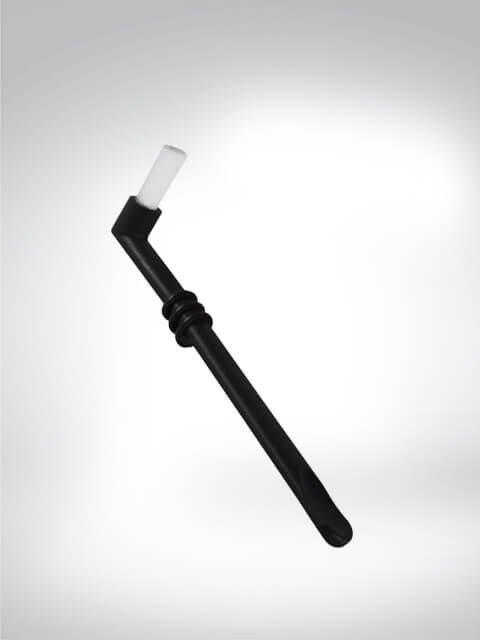 Schwarze Duschdichtung für Badewannenarmatur vor grauem Hintergrund