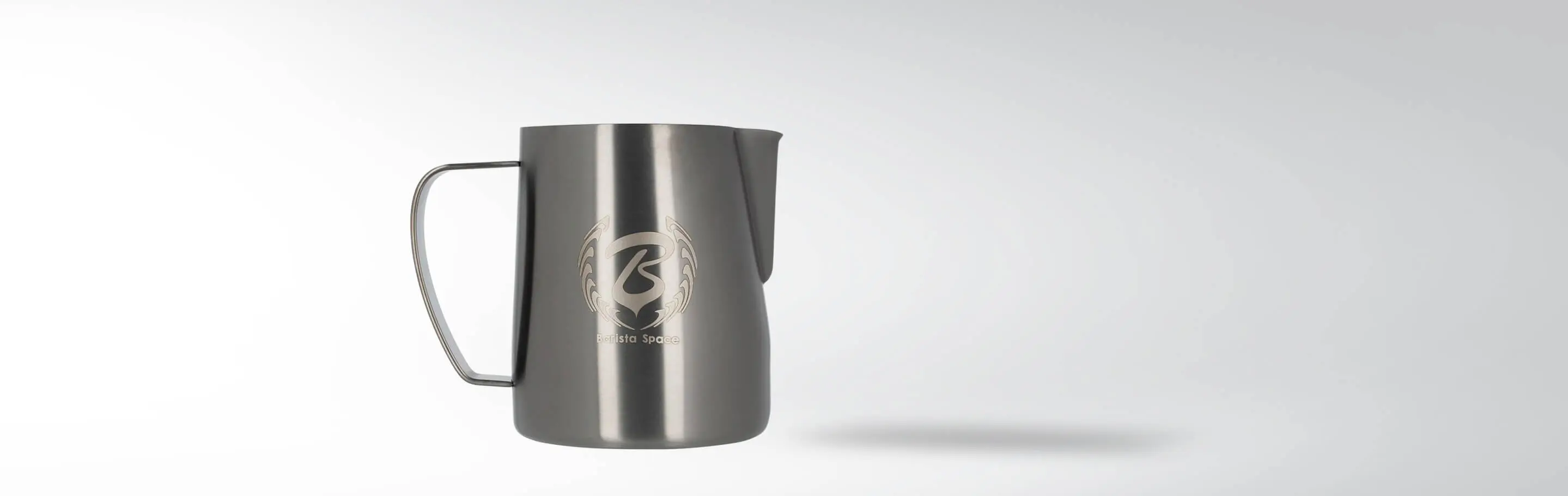 Edelstahl Milchkännchen von Barista Space mit Logo auf der Vorderseite