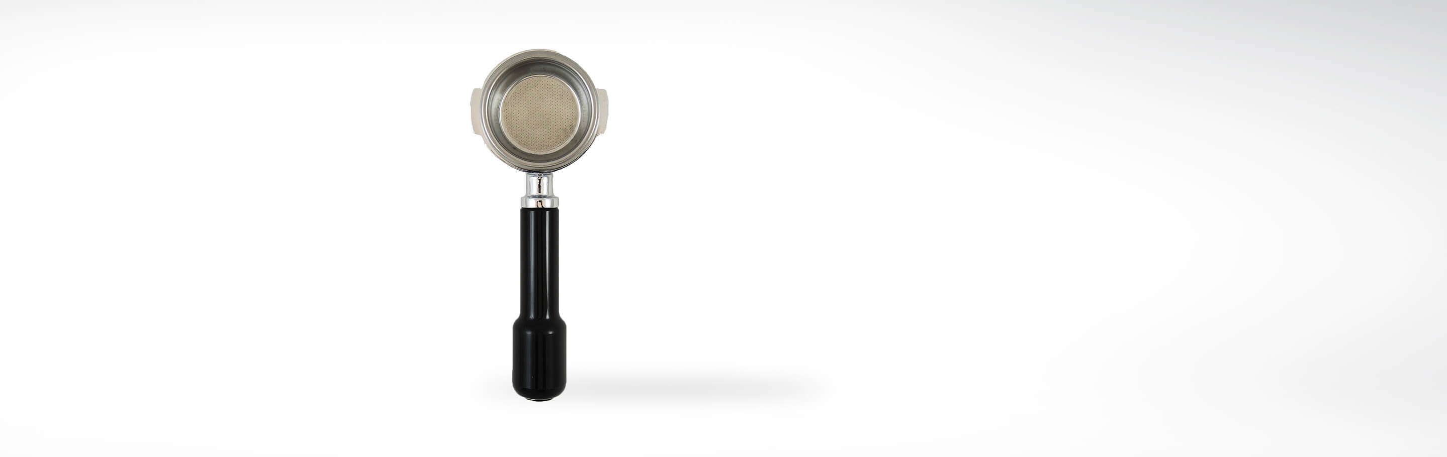 Ein Espresso-Siebträger mit schwarzem Griff auf weißem Hintergrund.