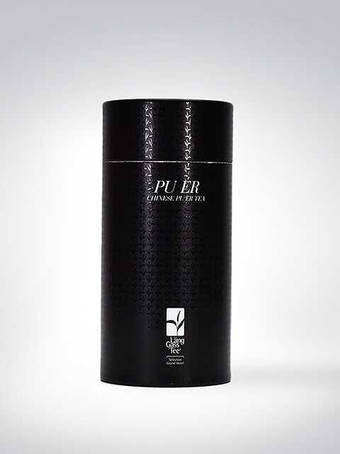 Schwarze zylindrische Teeverpackung mit der Aufschrift 'Pu Erh Chinese Pu-Erh Tea', verziert mit einem dezenten Muster.
