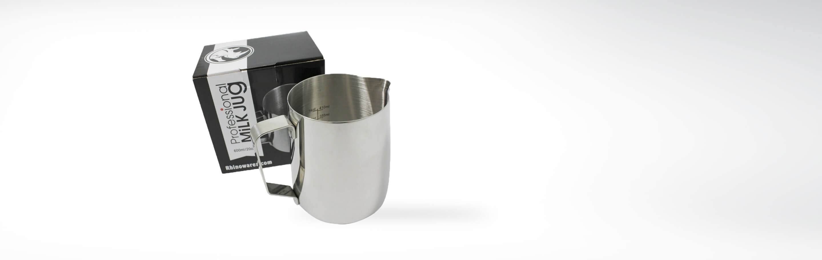 Rhinowares professionelle Milchkännchen aus Edelstahl, 600 ml, neben der Originalverpackung